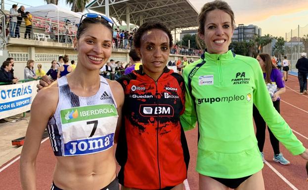 Nuria Lugueros (I), junto a las componentes del podio femenino.