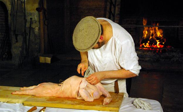 Cocinero del palacio real de Hampton Court (Reino Unido) preparando una cockentrice.