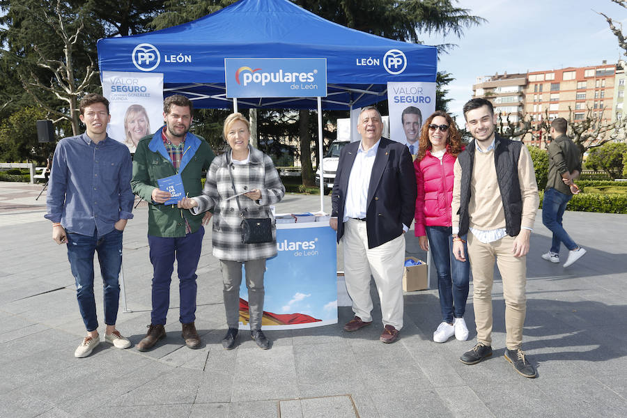 Fotos: Mesa informativa del PP en el rastro dominical de León