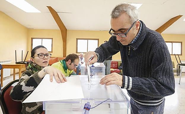 El usuario del Centro Ocupacional de Asprona en Quintana de Raneros, Ignacio López, participa en un simulacro de votación organizado por el centro. 