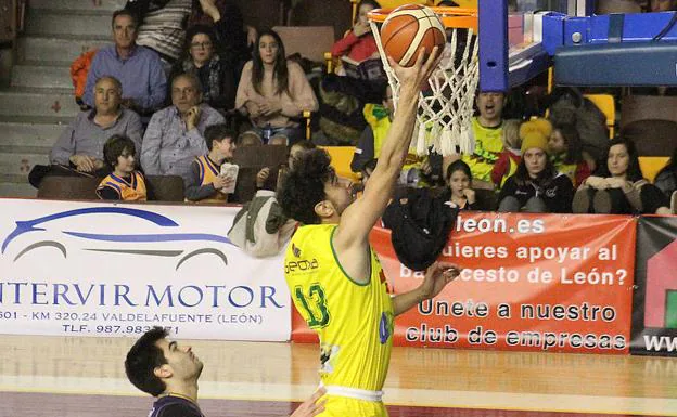 Un lance de un partido de Basket León.