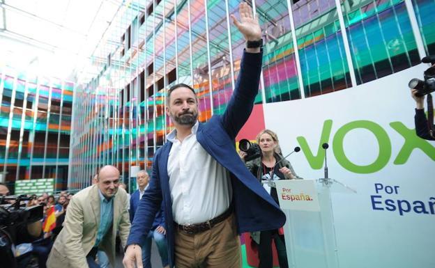 Santiago Abascal, a su llegada a Jardines de Uleta.