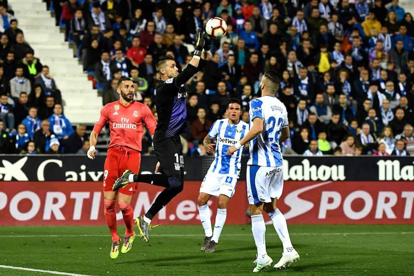 Butarque vivió una noche de emociones con la visita del Real Madrid, que jugó su primer partido de esta Liga en lunes.