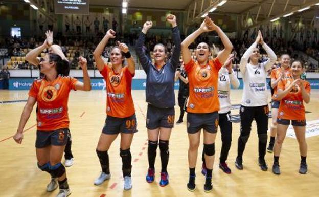 Mireya González, con el dorsal 99, celebra el pase a la final.