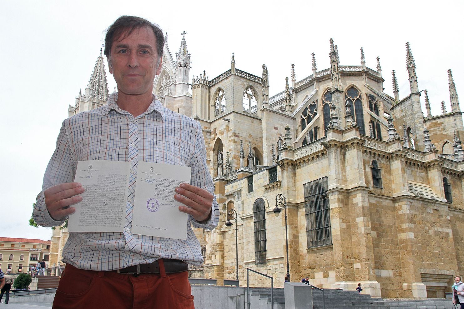 Mario González, hoy administrador de la Pulchra Leonina, recuerda como hace medio siglo ardía la Catedral de León, en la que hoy no quedan elementos de madera en la techumbre