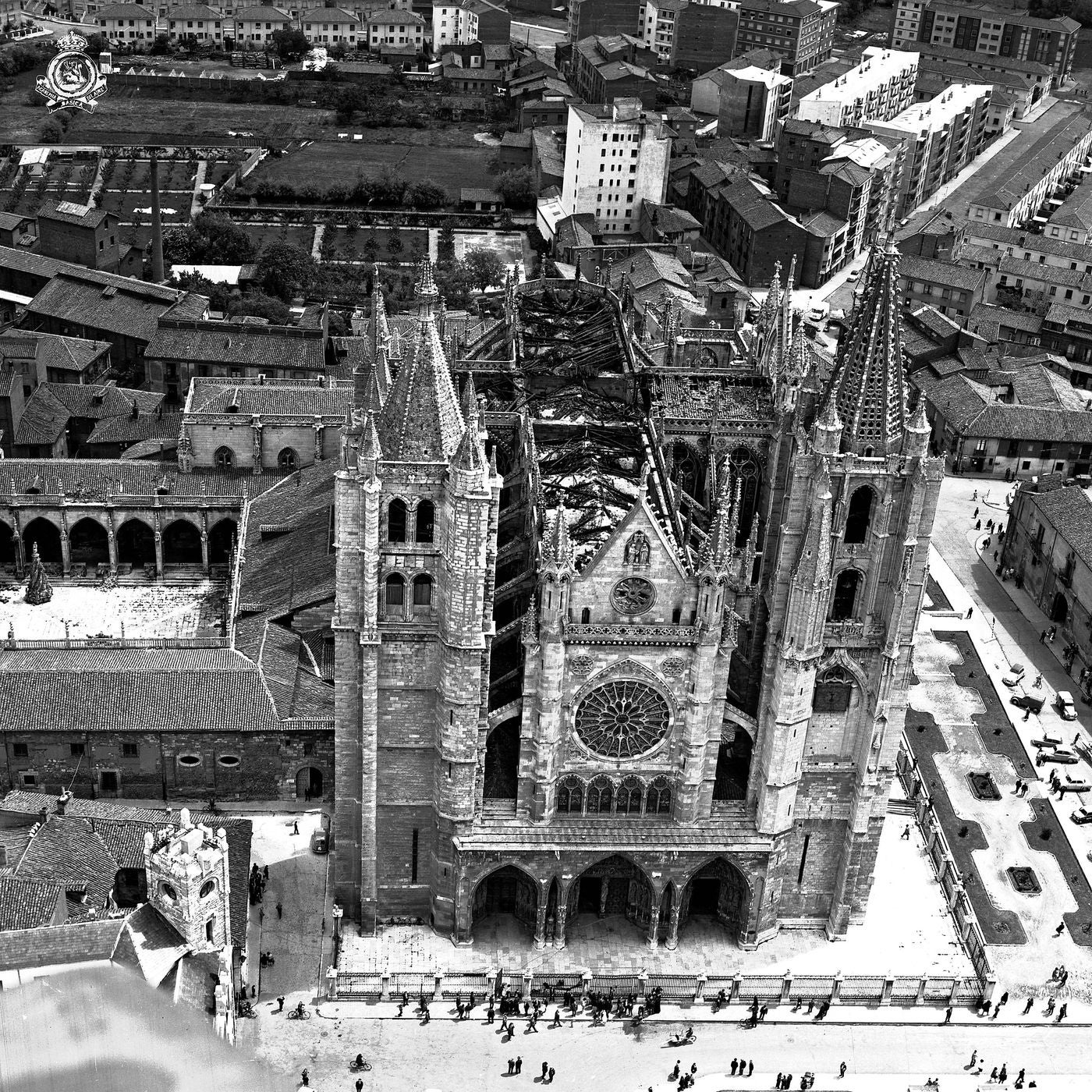 Mario González, hoy administrador de la Pulchra Leonina, recuerda como hace medio siglo ardía la Catedral de León, en la que hoy no quedan elementos de madera en la techumbre