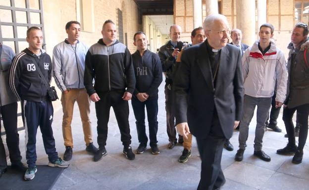 Recepción del obispo de León a los internos que participan en la procesión.