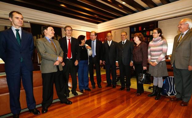Representantes de los emigrantes de Castilla y León posan con el presidente de la Junta, Juan Vicente Herrera, momentos antes de iniciar una reunión de trabajo hace dos años.