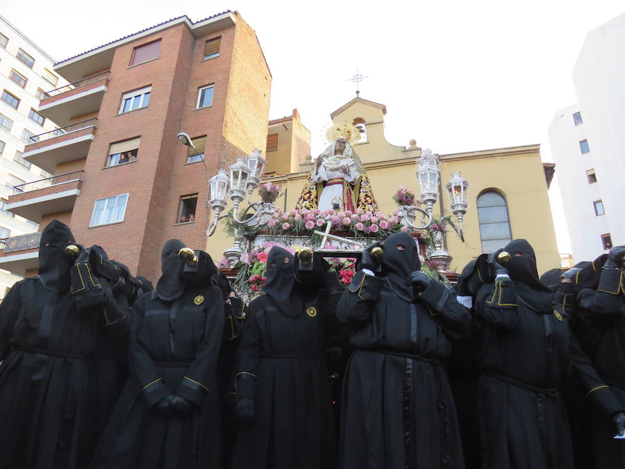 Fotos: Imágenes de la procesión del Dolor de Nuestra Madre