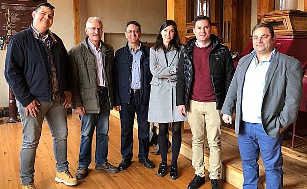 Los candidatos del PSOE, en su visita al sur de León.