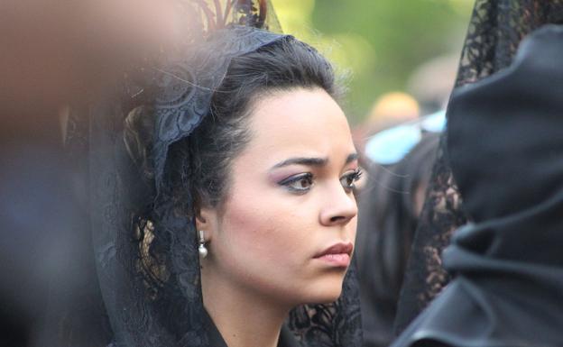 Una manola, durante una procesión esta Semana Santa.