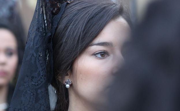 Una 'manola' durante esta Semana Santa en León.