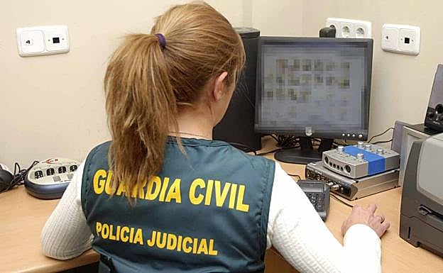 Policía Judicial de la Guardia Civil examinando un equipo informático.