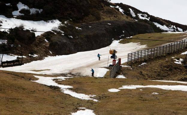 Pajares, con escasa nieve en sus pistas.