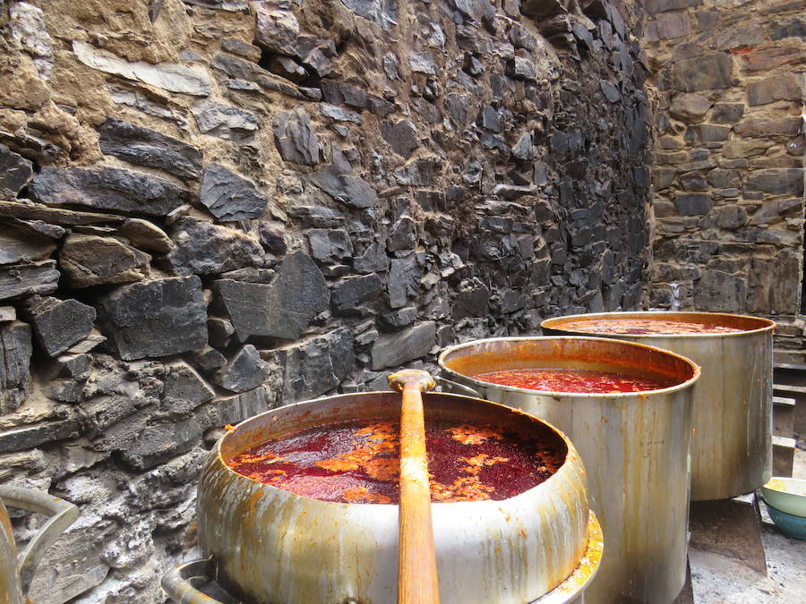 Potaje de garbanzos y arroz con bacalao, pan, pasta y una naranja para aliviar el alma y el cuerpo de los vecinos de la localidad bañezana en el marco de la procesión declarada de Interés Turístico Provincial