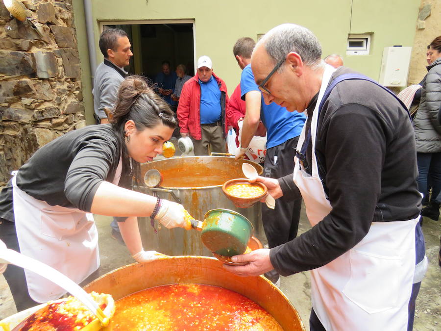 Potaje de garbanzos y arroz con bacalao, pan, pasta y una naranja para aliviar el alma y el cuerpo de los vecinos de la localidad bañezana en el marco de la procesión declarada de Interés Turístico Provincial