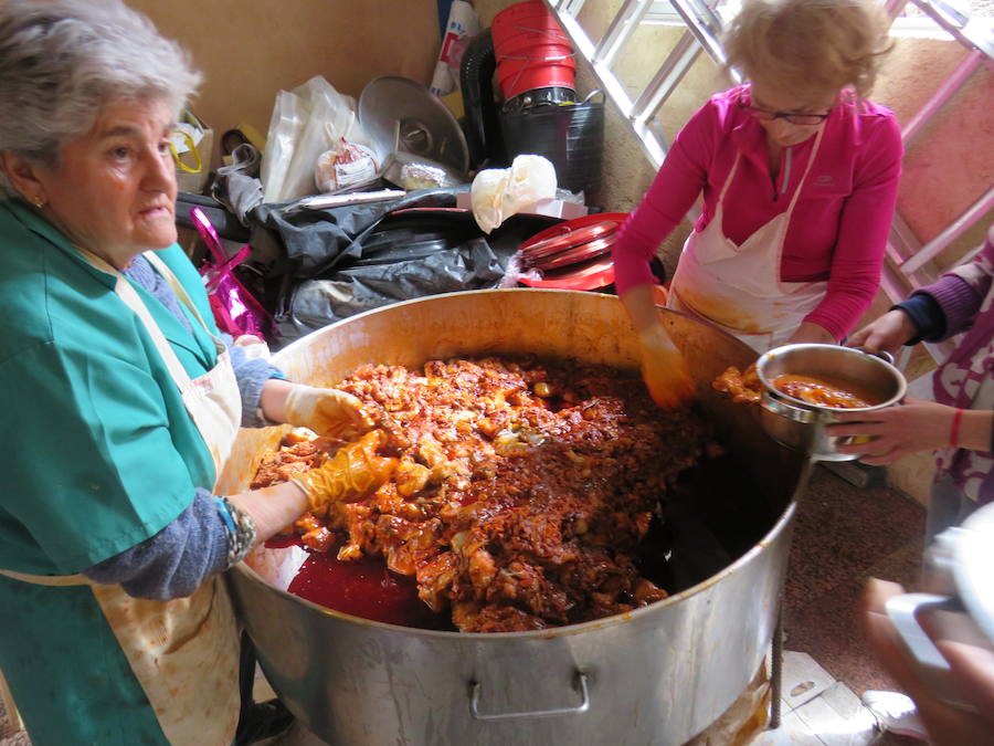 Potaje de garbanzos y arroz con bacalao, pan, pasta y una naranja para aliviar el alma y el cuerpo de los vecinos de la localidad bañezana en el marco de la procesión declarada de Interés Turístico Provincial