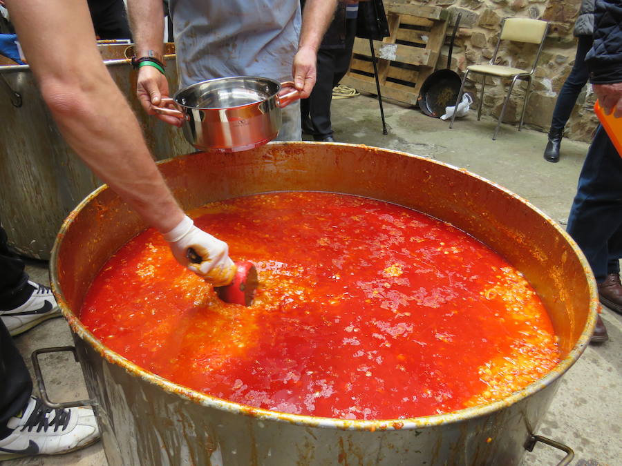 Potaje de garbanzos y arroz con bacalao, pan, pasta y una naranja para aliviar el alma y el cuerpo de los vecinos de la localidad bañezana en el marco de la procesión declarada de Interés Turístico Provincial