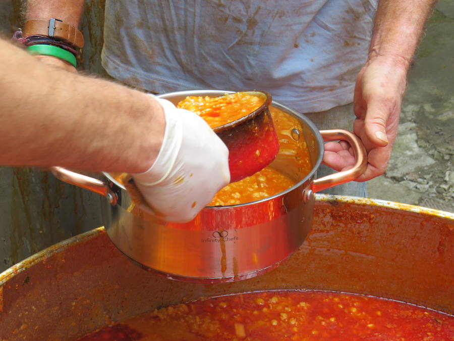 Potaje de garbanzos y arroz con bacalao, pan, pasta y una naranja para aliviar el alma y el cuerpo de los vecinos de la localidad bañezana en el marco de la procesión declarada de Interés Turístico Provincial