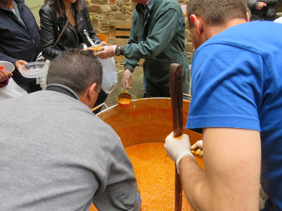 Potaje de garbanzos y arroz con bacalao, pan, pasta y una naranja para aliviar el alma y el cuerpo de los vecinos de la localidad bañezana en el marco de la procesión declarada de Interés Turístico Provincial