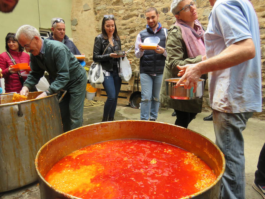 Potaje de garbanzos y arroz con bacalao, pan, pasta y una naranja para aliviar el alma y el cuerpo de los vecinos de la localidad bañezana en el marco de la procesión declarada de Interés Turístico Provincial