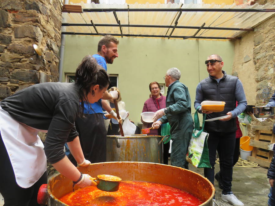 Potaje de garbanzos y arroz con bacalao, pan, pasta y una naranja para aliviar el alma y el cuerpo de los vecinos de la localidad bañezana en el marco de la procesión declarada de Interés Turístico Provincial