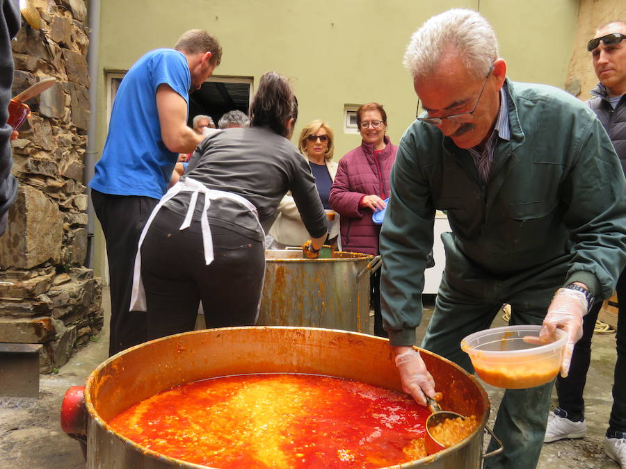 Potaje de garbanzos y arroz con bacalao, pan, pasta y una naranja para aliviar el alma y el cuerpo de los vecinos de la localidad bañezana en el marco de la procesión declarada de Interés Turístico Provincial