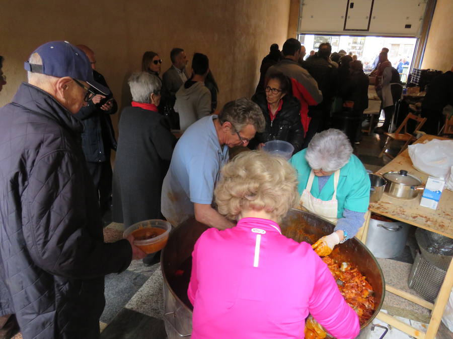 Potaje de garbanzos y arroz con bacalao, pan, pasta y una naranja para aliviar el alma y el cuerpo de los vecinos de la localidad bañezana en el marco de la procesión declarada de Interés Turístico Provincial