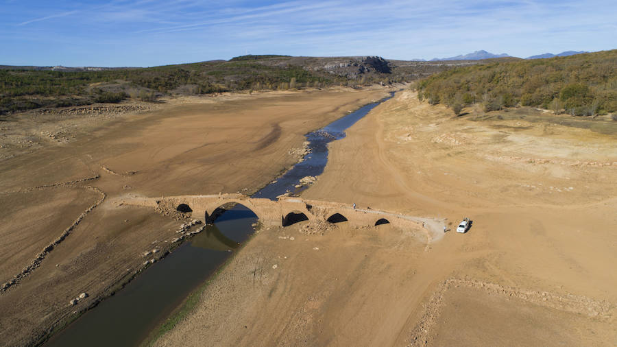 La bajada del nivel de las aguas a causa de la sequía en un embalse. 