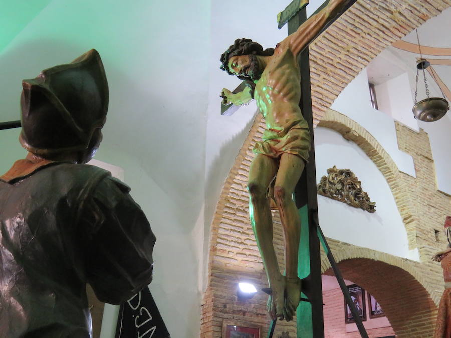 El Museo de Sahagún expuso estos días las imágenes que procesionarán este Viernes Santo, todas ellas, de la escuela castellana del siglo XVII: Jesús Nazareno con la cruz a cuestas; Jesús en el Gólgota, preparativos para la crucifixión; Las Tres Marías con San Juan; La Crucifixión con Longinos a caballo 'La lanzada'; El Descendimiento.