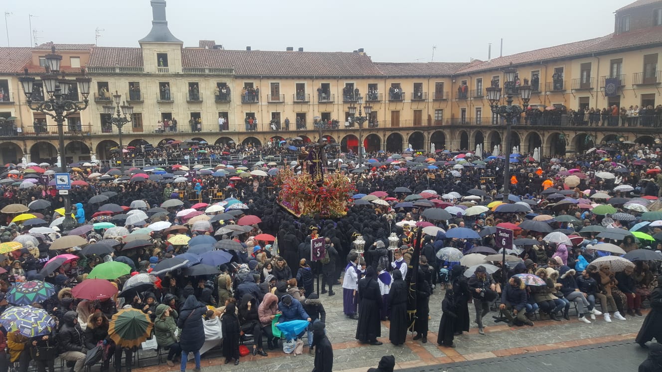 Los cientos de fieles citados en la Plaza Mayor viven un intenso encuentro que llevó a pasar por el frío, la lluvia y los paraguas