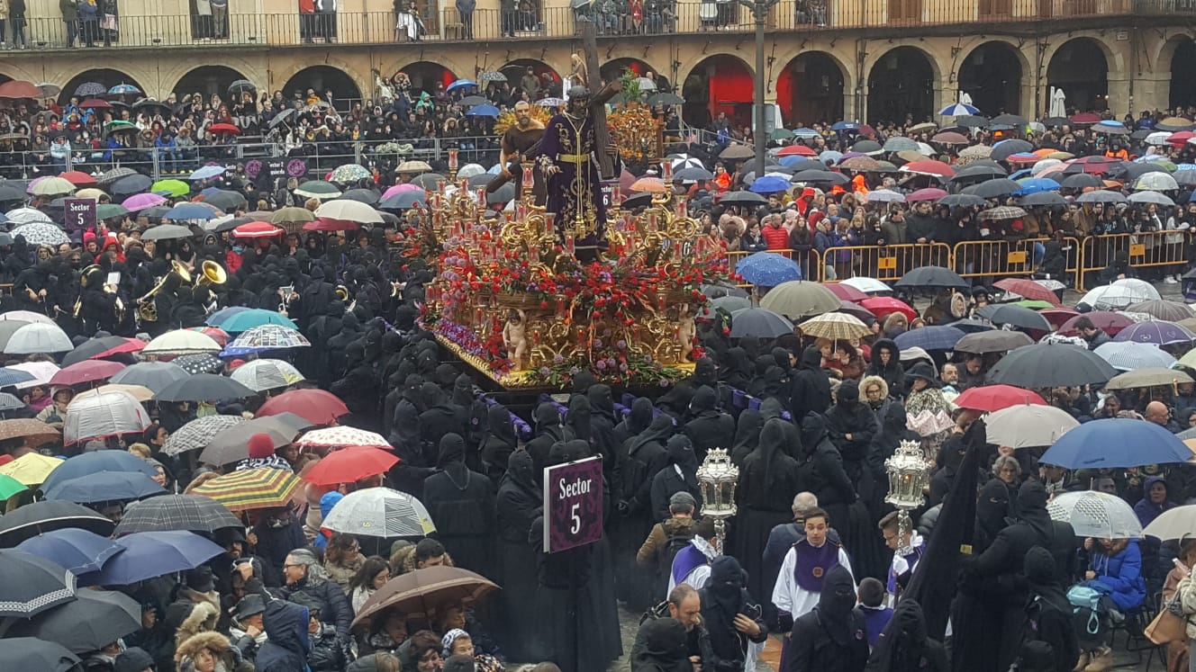 Los cientos de fieles citados en la Plaza Mayor viven un intenso encuentro que llevó a pasar por el frío, la lluvia y los paraguas