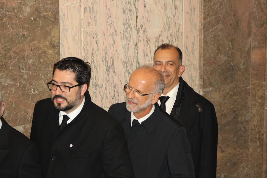 A las doce de la noche, como manda la tradición, reunidos frente al Ayuntamiento se ha dado aviso al alcalde de León, con su toque característico, la voz de un hermano ha entonado la llamada