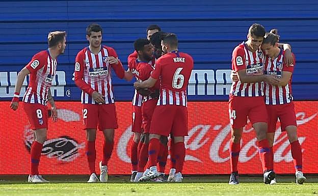 Thomas Lemar celebra el gol con sus compañeros. 