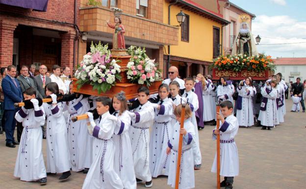 Santa Marina del Rey se despide de su Semana Santa con un emotivo Encuentro en el Domingo de Resurrección