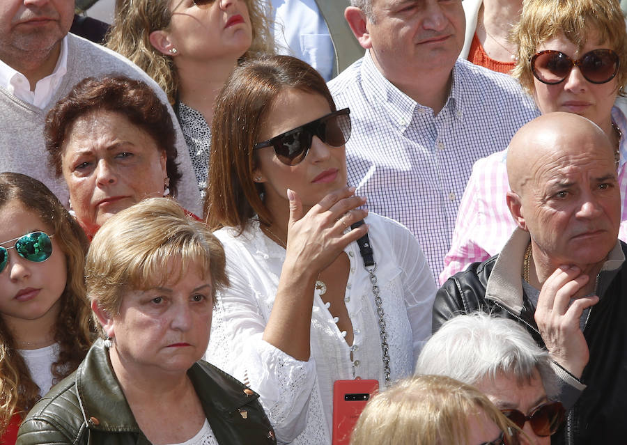 La actriz asturiana ha disfrutado de la procesión este domingo por la mañana en compañía de su hija. Muchos de los vecinos de la localidad han querido saludar a la candasina.