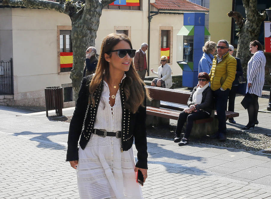 La actriz asturiana ha disfrutado de la procesión este domingo por la mañana en compañía de su hija. Muchos de los vecinos de la localidad han querido saludar a la candasina.