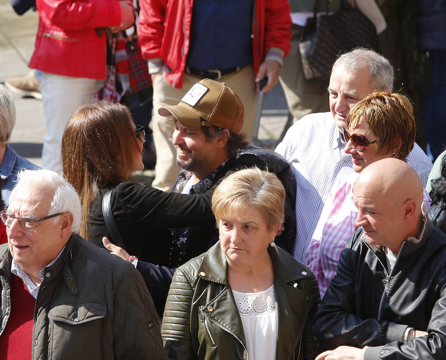 La actriz asturiana ha disfrutado de la procesión este domingo por la mañana en compañía de su hija. Muchos de los vecinos de la localidad han querido saludar a la candasina.