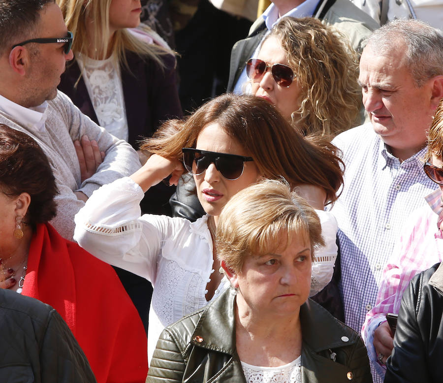 La actriz asturiana ha disfrutado de la procesión este domingo por la mañana en compañía de su hija. Muchos de los vecinos de la localidad han querido saludar a la candasina.