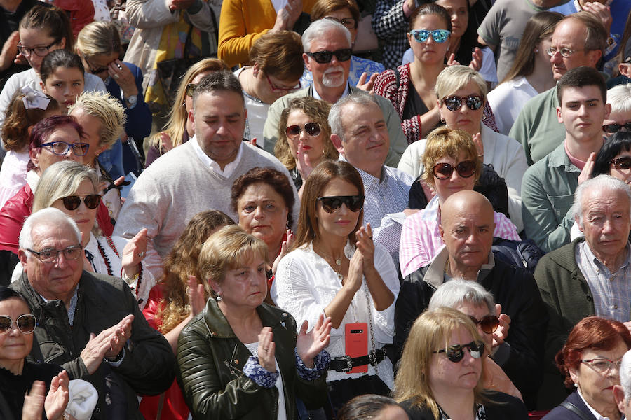 La actriz asturiana ha disfrutado de la procesión este domingo por la mañana en compañía de su hija. Muchos de los vecinos de la localidad han querido saludar a la candasina.