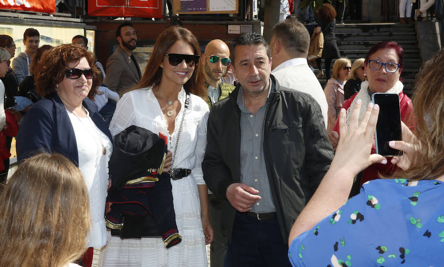 La actriz asturiana ha disfrutado de la procesión este domingo por la mañana en compañía de su hija. Muchos de los vecinos de la localidad han querido saludar a la candasina.