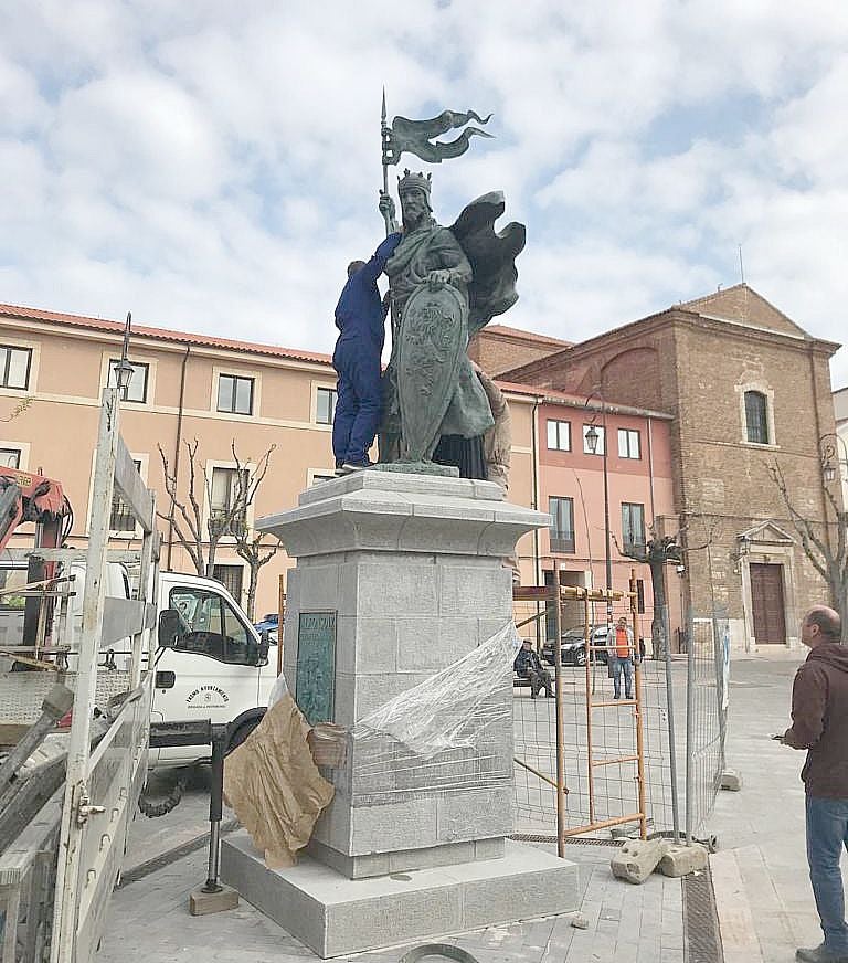 La estatua de Alfonso IX ya espera a su inauguración este martes en León capital. 