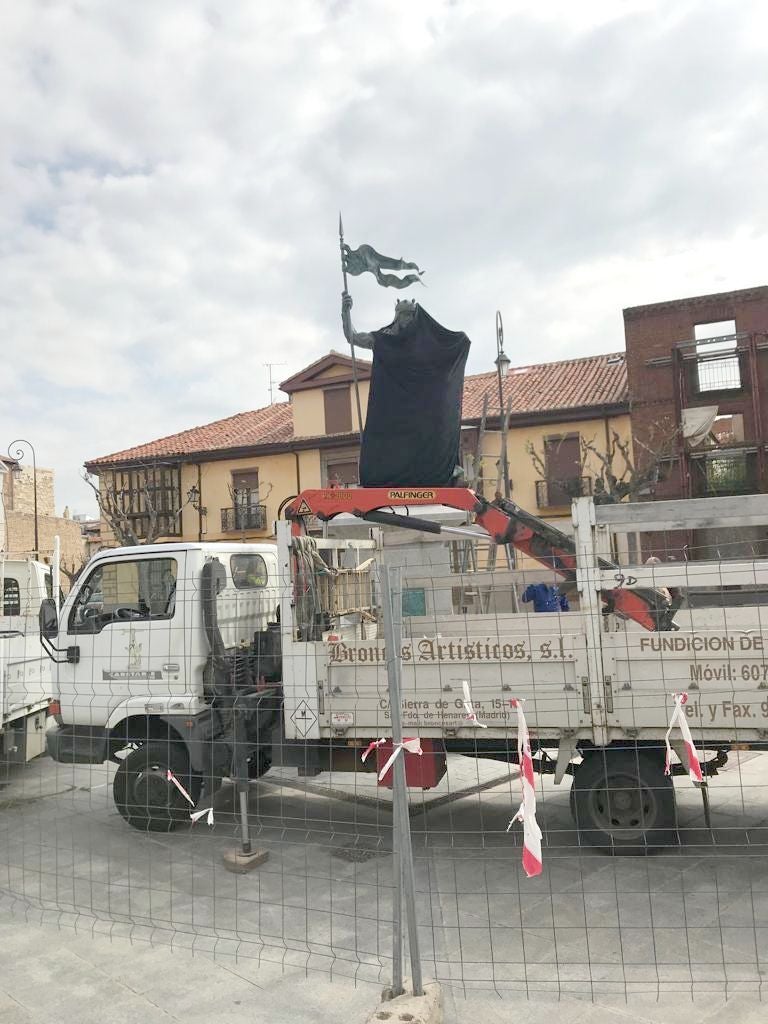 La estatua de Alfonso IX ya espera a su inauguración este martes en León capital. 