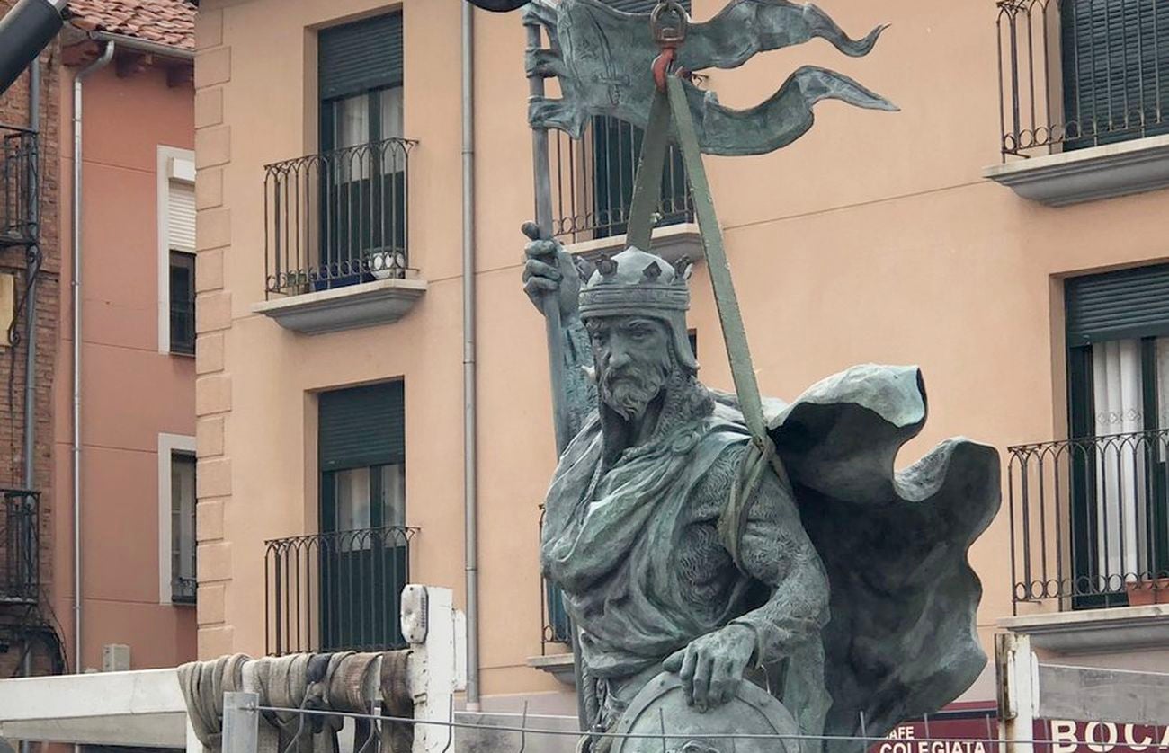 La estatua de Alfonso IX ya espera a su inauguración este martes en León capital. 