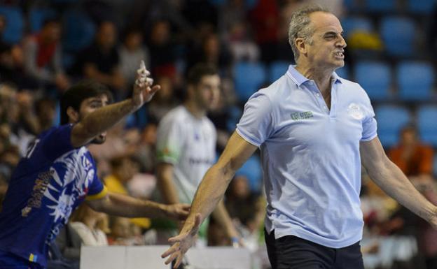 Rafa Guijosa, durante un partido del Ademar.