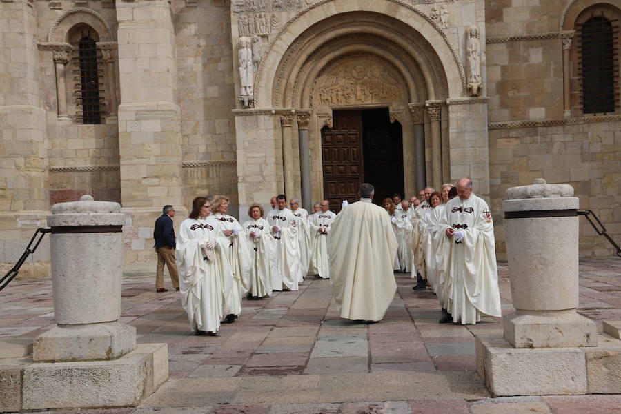 Acto de inauguración de la estatua en honor a Alfonso IX, rey de León entre 1188 y 1230 y que promulgó los Decreta, primer texto documental del sistema parlamentario europeo, en el que dio voz y voto al pueblo llano, así como al clero y la nobleza