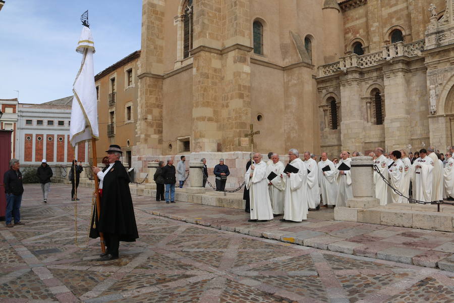 Acto de inauguración de la estatua en honor a Alfonso IX, rey de León entre 1188 y 1230 y que promulgó los Decreta, primer texto documental del sistema parlamentario europeo, en el que dio voz y voto al pueblo llano, así como al clero y la nobleza