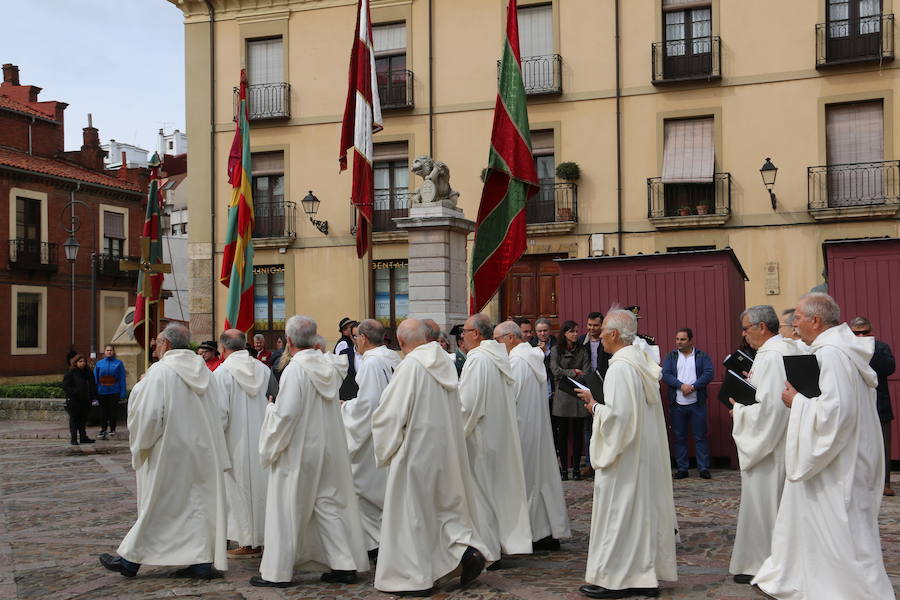 Acto de inauguración de la estatua en honor a Alfonso IX, rey de León entre 1188 y 1230 y que promulgó los Decreta, primer texto documental del sistema parlamentario europeo, en el que dio voz y voto al pueblo llano, así como al clero y la nobleza