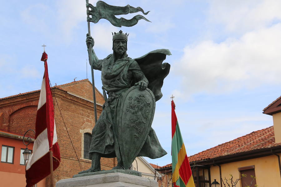 Acto de inauguración de la estatua en honor a Alfonso IX, rey de León entre 1188 y 1230 y que promulgó los Decreta, primer texto documental del sistema parlamentario europeo, en el que dio voz y voto al pueblo llano, así como al clero y la nobleza