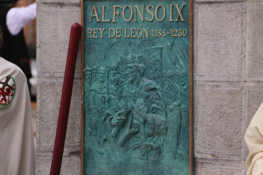 Acto de inauguración de la estatua en honor a Alfonso IX, rey de León entre 1188 y 1230 y que promulgó los Decreta, primer texto documental del sistema parlamentario europeo, en el que dio voz y voto al pueblo llano, así como al clero y la nobleza